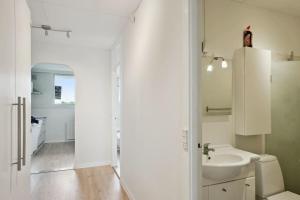 Vonios kambarys apgyvendinimo įstaigoje Bright and Inviting Apartment with Garden View in Viby