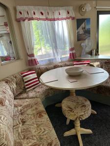Χώρος καθιστικού στο 27 Glenfinart Caravan Park