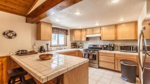 een keuken met houten kasten en een aanrechtblad bij Bear Mt. Retreat in Big Bear Lake