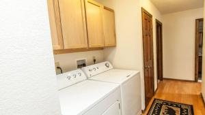 een keuken met een wasmachine en droger in de kamer bij Bear Mt. Retreat in Big Bear Lake