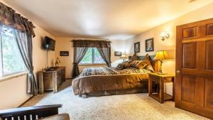 een slaapkamer met een bed en een televisie in een kamer bij Bear Mt. Retreat in Big Bear Lake