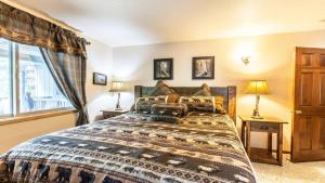een slaapkamer met een groot bed en een raam bij Bear Mt. Retreat in Big Bear Lake +37 foto's