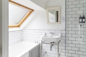 une salle de bain blanche avec un lavabo et une fenêtre dans l'établissement Danny Lodge - Country Cottage Near Brighton by Huluki Sussex Stays, à Hurstpierpoint 21 autres photos