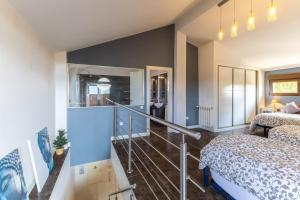 Un dormitorio con dos camas y una escalera. en Sierra Norte Madrid, en El Berrueco 28 fotos más