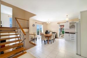 Una cocina y un comedor con mesa y sillas. en Villa TURUNÇ - Göcek, en Fethiye