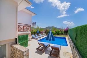 Villa con piscina y muebles de exterior en Villa TURUNÇ - Göcek, en Fethiye