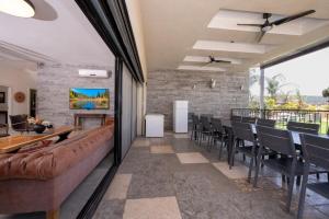 Χώρος καθιστικού στο ויקטוריה - ווילה מהממת עם בריכה פרטית מקורה בכלנית +29 φωτογραφίες