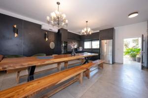 Η κουζίνα ή μικρή κουζίνα στο ויקטוריה - ווילה מהממת עם בריכה פרטית מקורה בכלנית