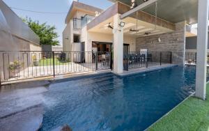 Πισίνα στο ή κοντά στο ויקטוריה - ווילה מהממת עם בריכה פרטית מקורה בכלנית