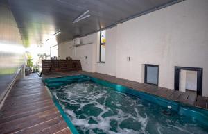 Πισίνα στο ή κοντά στο ויקטוריה - ווילה מהממת עם בריכה פרטית מקורה בכלנית