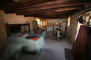 Posezení v ubytování Les Maisons de Marzac