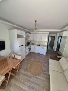 a kitchen and living room with a table and a couch at Datcha Cozyhomes Reşadiye in Datca