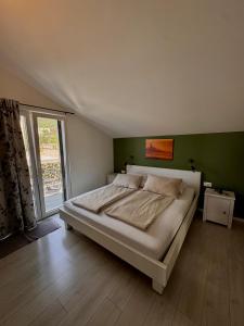 Posteľ alebo postele v izbe v ubytovaní Apartments Denis + 10 fotografií
