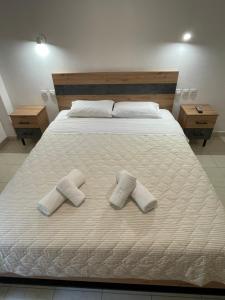 A bed or beds in a room at Manos Kritikakis Apartments