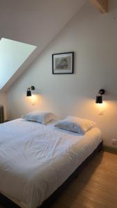 Ένα ή περισσότερα κρεβάτια σε δωμάτιο στο La Garenne - Une nuit dans le parc du Château