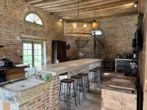 Η κουζίνα ή μικρή κουζίνα στο La Garenne - Une nuit dans le parc du Château