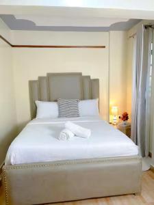 ThikaにあるIplus Penthouse, Ngoingwa Estate, Thikaの白いベッド(タオル付)