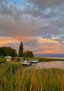 un paio di barche sono ormeggiate su un fiume di Ferienwohnung In Karnin a Karnin