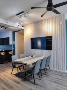 a dining room with a table and chairs and a ceiling fan at 4 Rooms 7 Beds 4 Baths at KLSunwayPJ in Petaling Jaya