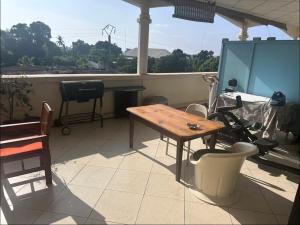 patio con tavolo e tavolo di Appartement a Moroni