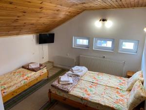 Ένα ή περισσότερα κρεβάτια σε δωμάτιο στο Къща за гости Хриси