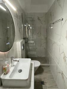 A bathroom at Manos Kritikakis Apartments
