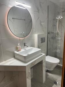 A bathroom at Manos Kritikakis Apartments