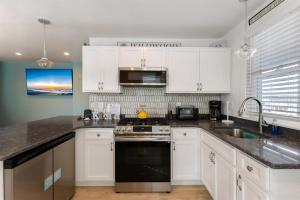 Dapur atau dapur kecil di 313 E Glenwood Ave, Unit 3