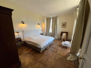 Ένα ή περισσότερα κρεβάτια σε δωμάτιο στο Lucullus - Une nuit au coeur d'un château