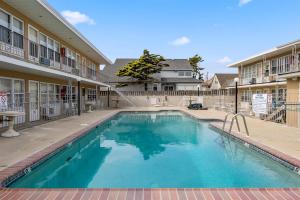 una piscina en el patio de un hotel en 422 E 4Th Ave, Unit 206, en North Wildwood