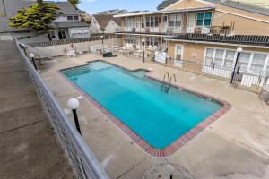 una vista aérea de una piscina en un apartamento en 422 E 4Th Ave, Unit 206, en North Wildwood 14 fotos más