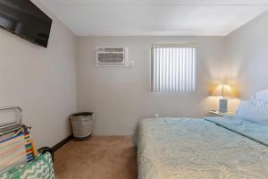 Un dormitorio con una cama y un televisor. en 422 E 4Th Ave, Unit 206, en North Wildwood