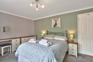 une chambre avec un lit avec des serviettes dessus dans l'établissement Riverview Cottage - North East Escapes, à Warkworth