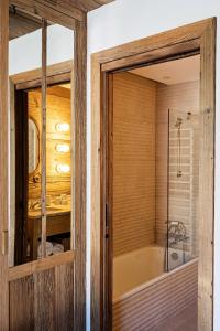 Ένα μπάνιο στο Les Chalets de la Source 1 - Luxe - Skis aux pieds - 10 personnes