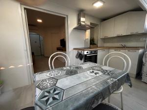 eine Küche mit einem Tisch und Stühlen sowie eine Küche mit einem Tisch und einem Tisch in der Unterkunft Brezza Marina in Montesilvano