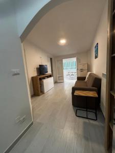 ein Wohnzimmer mit Sofa und Tisch in der Unterkunft Brezza Marina in Montesilvano