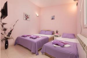 Postel nebo postele na pokoji v ubytování Apartments MIK5 - Famous Beach Jaz