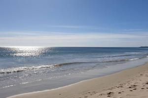 una playa de arena con el océano al fondo en Apartamento de Lujo Cerca de la Playa EL CAMPELLO, en El Campello