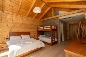 Rúm í herbergi á Hotel 5 Stinet