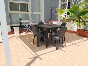 a black table and chairs on a patio at Dedalo affittacamere in Pompei