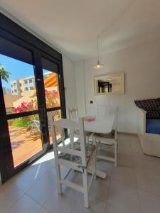 Posezení v ubytování alquilaencanarias Duplex beach Cabezo terrace and pool