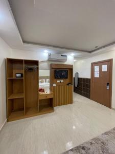 Η κουζίνα ή μικρή κουζίνα στο شقق نوادر المخدومة