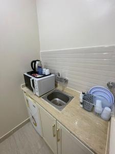 Η κουζίνα ή μικρή κουζίνα στο شقق نوادر المخدومة +6 φωτογραφίες