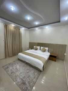 Ένα ή περισσότερα κρεβάτια σε δωμάτιο στο شقق نوادر المخدومة