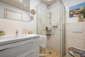 Et badeværelse på Ferienhaus Seepferdchen Marina Wendtorf + 29 billeder