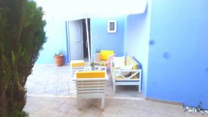 grupa krzeseł i parasol na patio w obiekcie Mirthios Felicity Apartment w mieście Plakias +32 zdjęcia