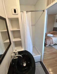 Ένα ή περισσότερα κρεβάτια σε δωμάτιο στο Le Cosy de Bellevue