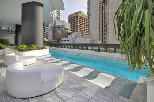ブリスベンにあるSky High Zen at Queens Wharf Level 59の建物の上のスイミングプールの景色を望めます。