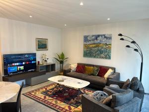 a living room with a couch and a tv at LabPark design Melano in Melano