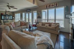 Χώρος καθιστικού στο Beachfront 4BR - Pickleball, Gameroom, Luxury Gated Community!